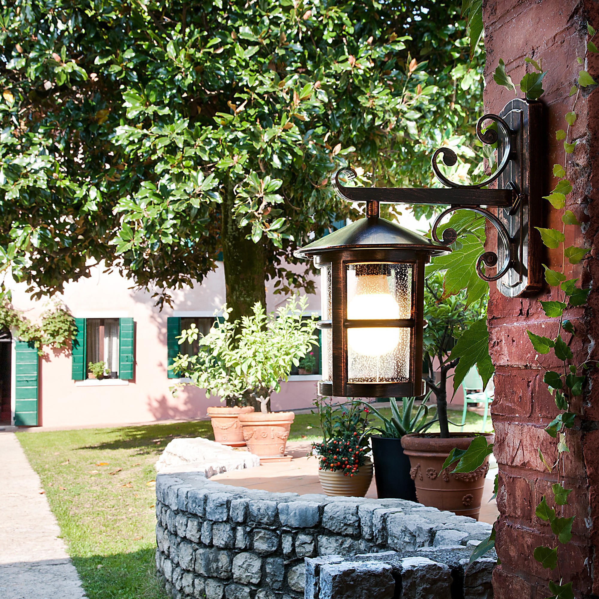 Фасадна лампа с класически дизайн